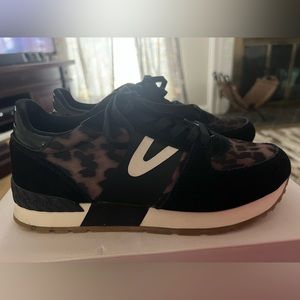 Tretorn leopard & Black
Loyola Joggers Size 8.5
